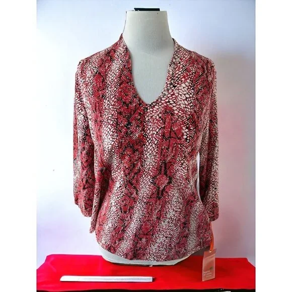Hearts of Palm Petite red animal patterned quarter sleeve vneck blouse NEW PL - Picture 7 of 9
